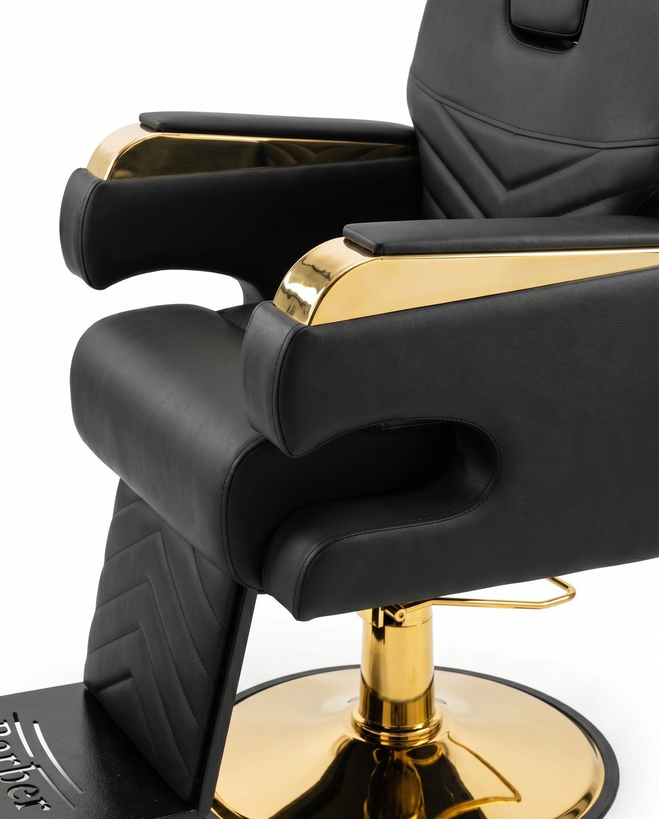 Silla Milán de barbería: detalle de apoyabrazos en cordobán negro con herrajes dorados, vista tres cuartos