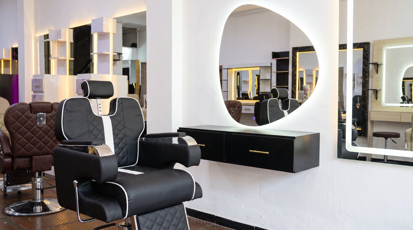Combo Tranqui en barbería iluminada de día, silla amplia en cordobán con detalles blancos