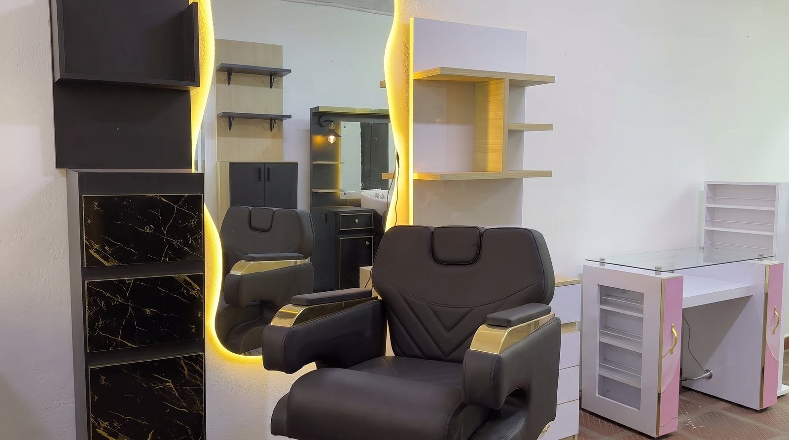 Combo Arena en salón iluminado de día, estación de barbería en madera clara y blanco