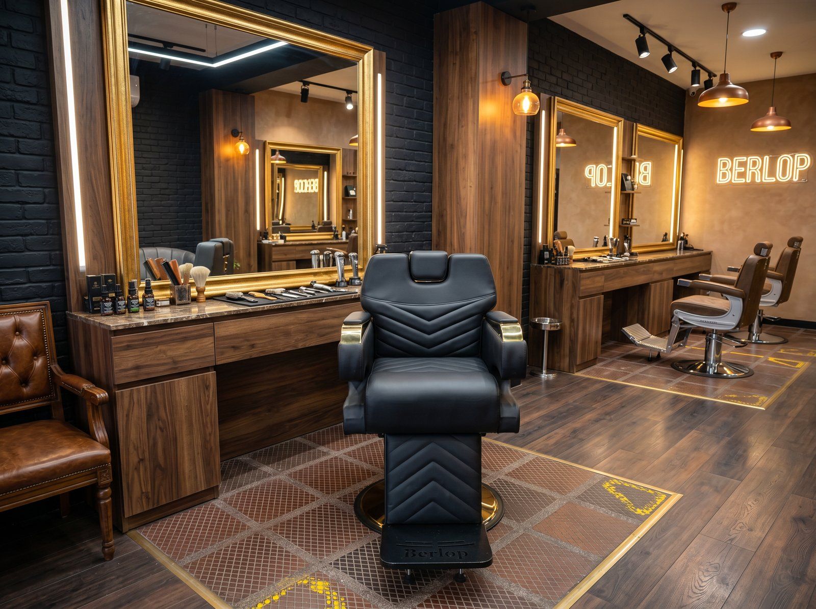 Silla Milán de barbería en cordobán negro y dorado ambientada en barbería premium, vista de contexto