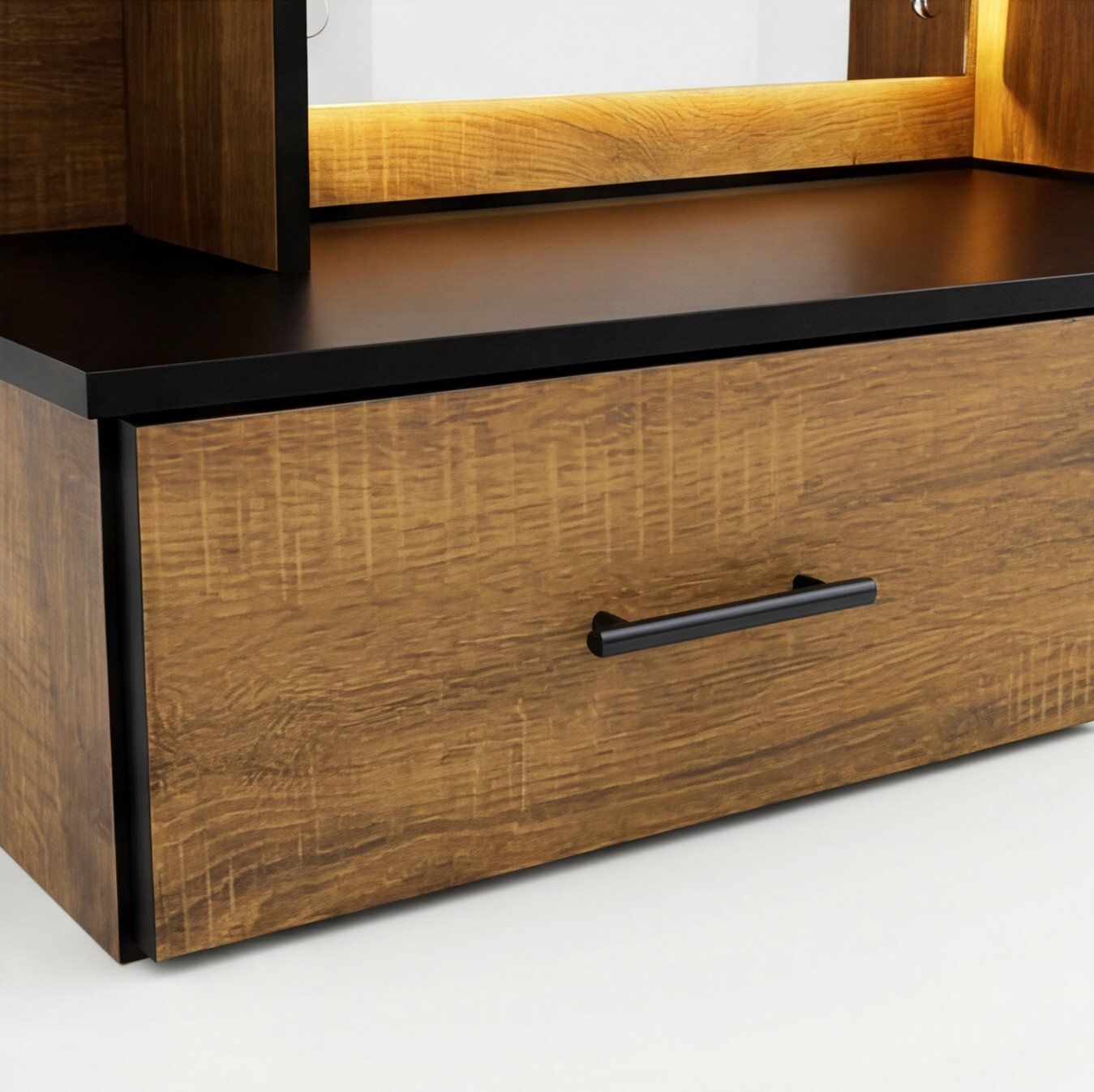 Detalle del cajón flotante en madera con herraje negro del Tocador Milán LED de barbería