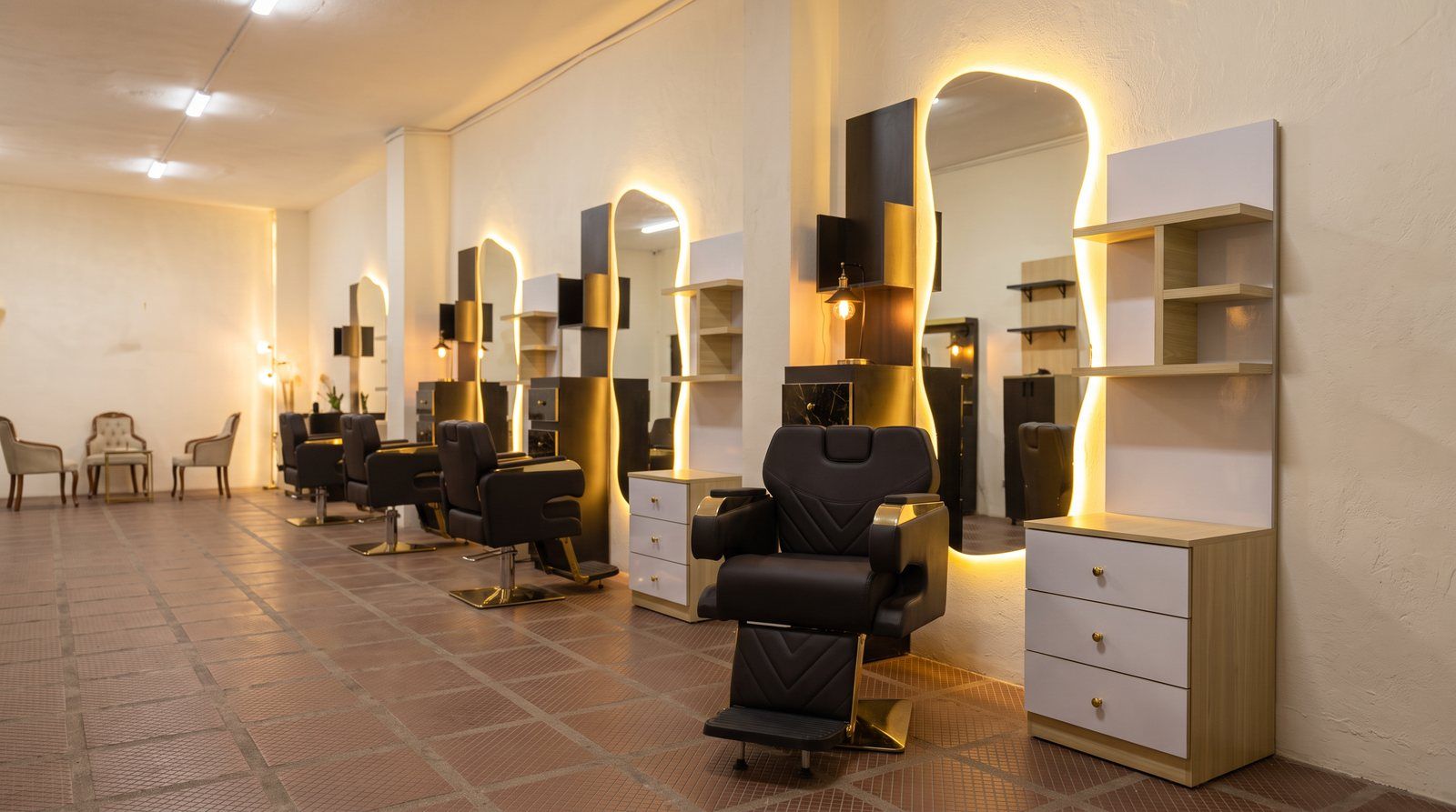 Combo Arena en showroom amplio de barbería con varias estaciones en madera clara