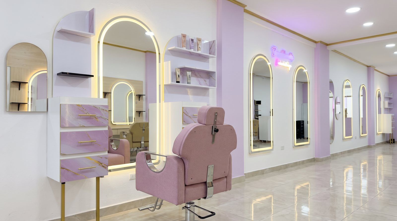 Combo Bugalú en showroom amplio de peluquería con estaciones en rosa y lila