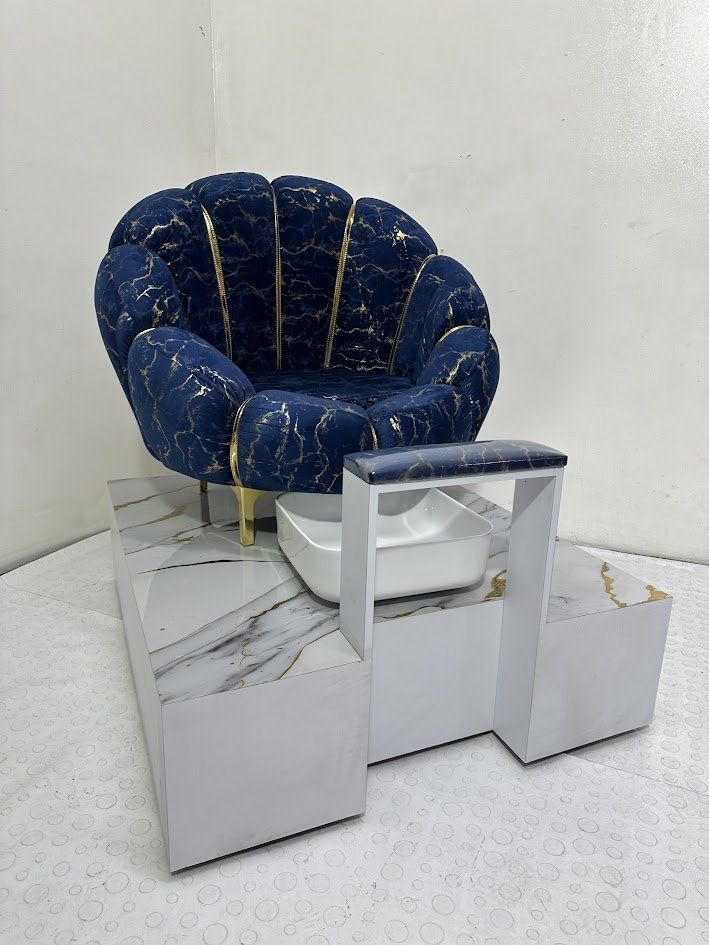 Combo pedicure spa de pies en showroom, sillón concha azul con patas doradas y poceta de porcelana