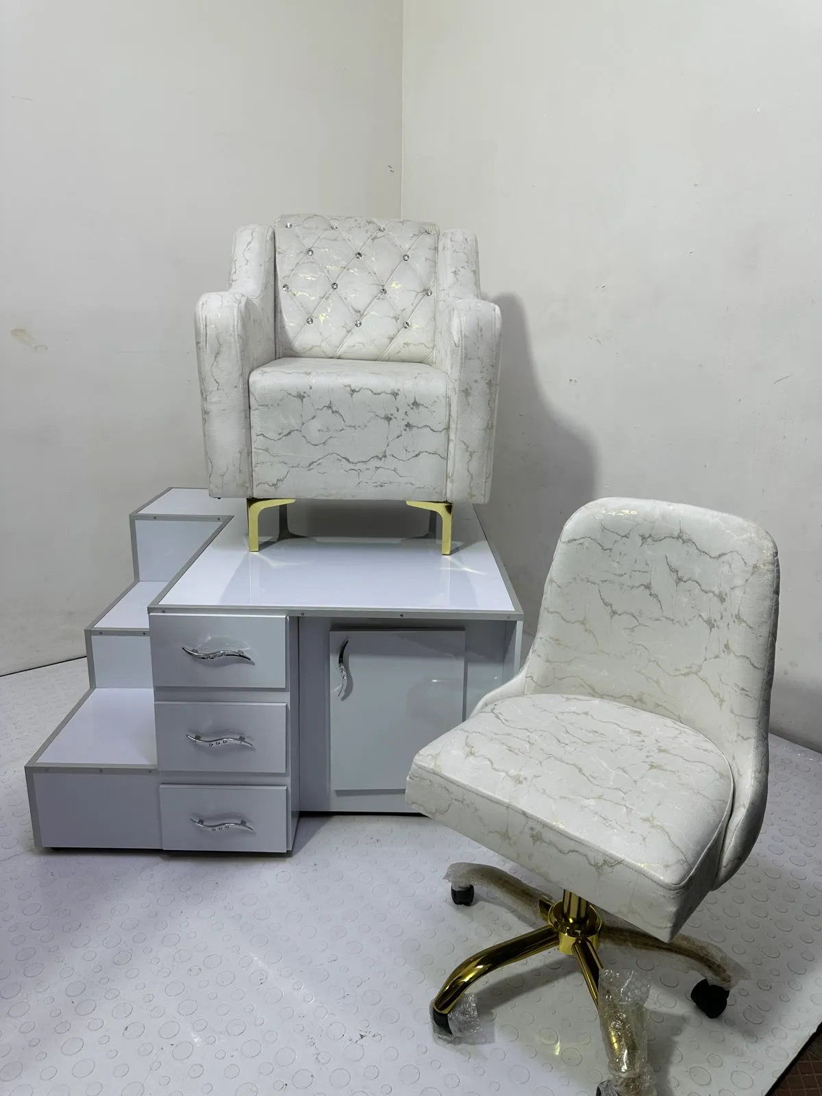 Combo Buenos Aires con poltrona en tela mármol y apliques dorados, tarima con escalones y cajones y silla giratoria