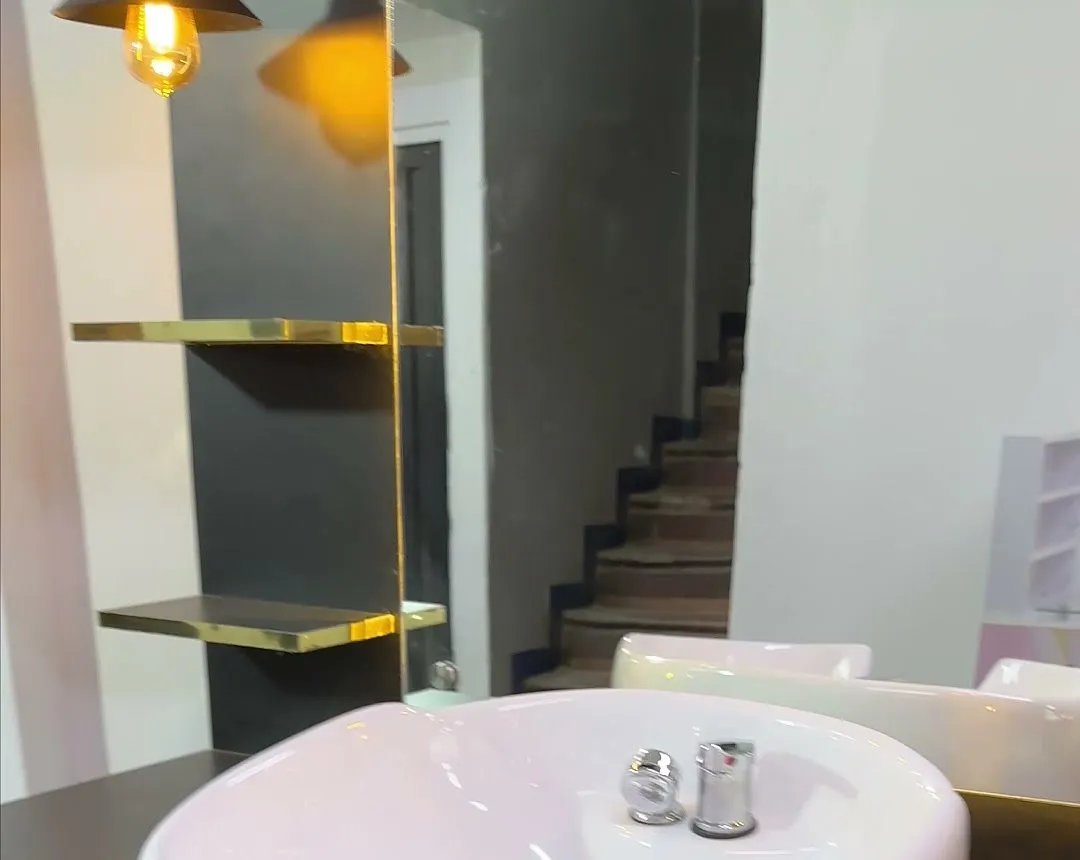 Lavacabezas blanco del Combo Visajoso montado en diagonal junto al tocador, en el showroom de Muebles Pulido en Bogotá